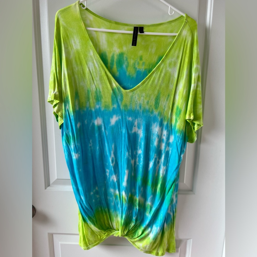 Allie & Rob tie dye t-shirt, knotted hem.